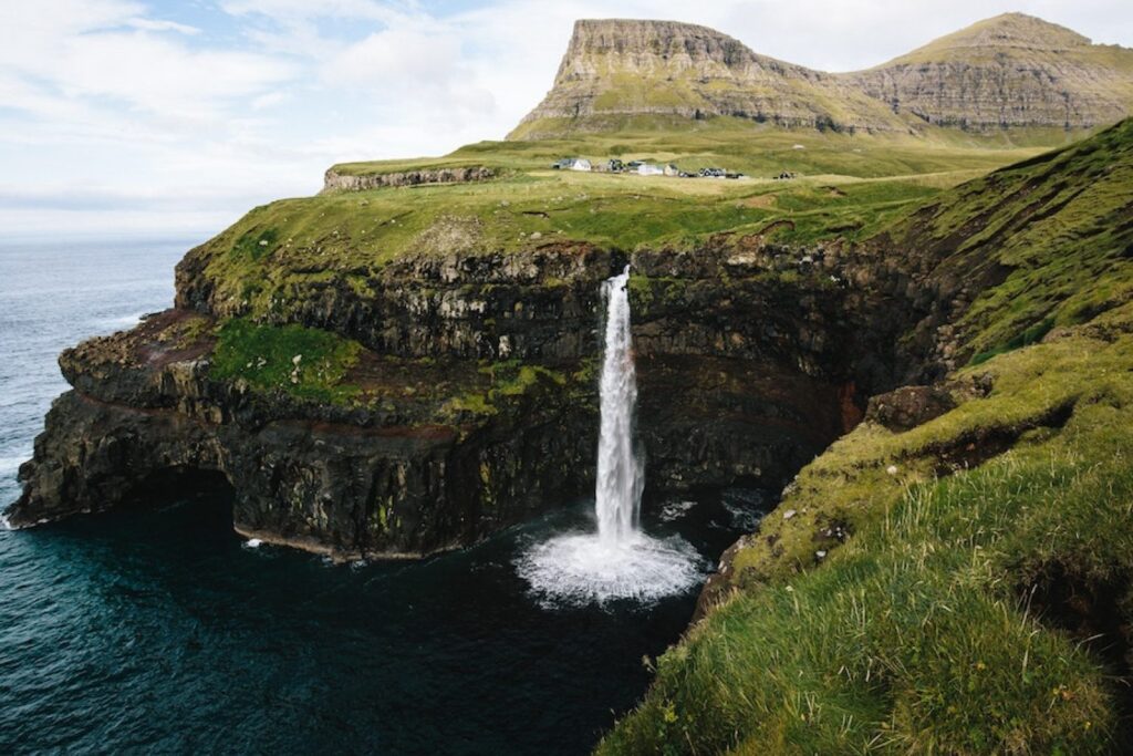 ilhasfaroe_soldameianoite