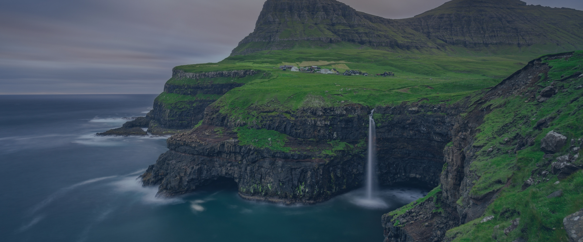 ilhasfaroe_soldameianoite