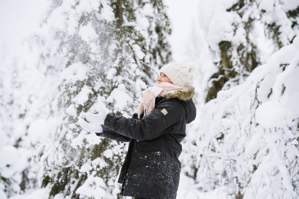 A neve dá o encanto do Natal - - Visit Finland