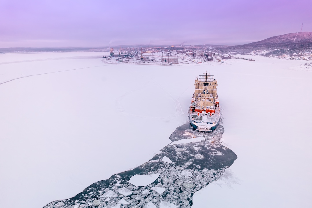 Finlândia - Navio Quebra Gelo Icebreaking vessel in Arctic with background of sunset