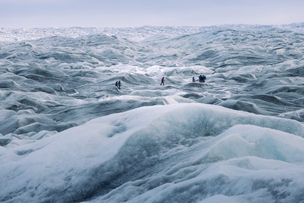 Icecap - Groenlândia Formas, texturas e cores do gelo na calota polar em Kangerlussuaq. É possível acampar sobre a calota polar mediante agendamento com as agências locais.
