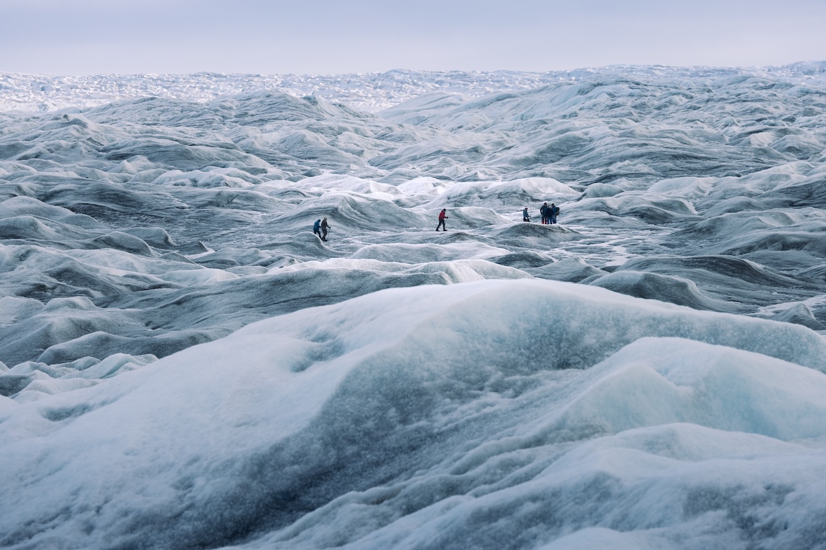 Formas, texturas e cores do gelo na calota polar em Kangerlussuaq. É possível acampar sobre a calota polar mediante agendamento com as agências locais.