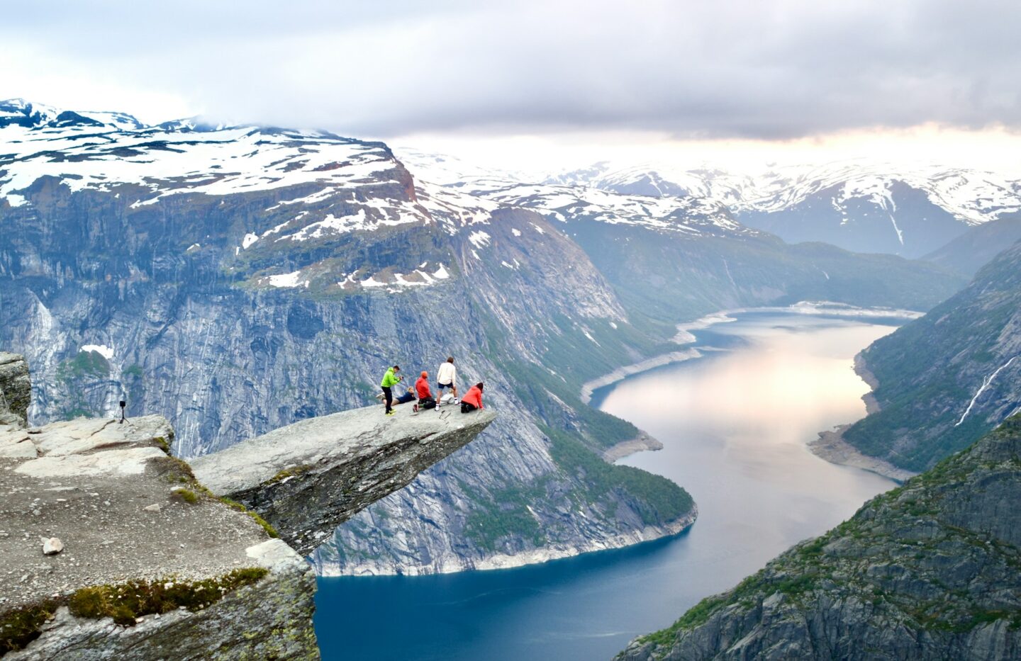 Grupo de pessoas na Trolltunga, com vista para os fiordes da Noruega
