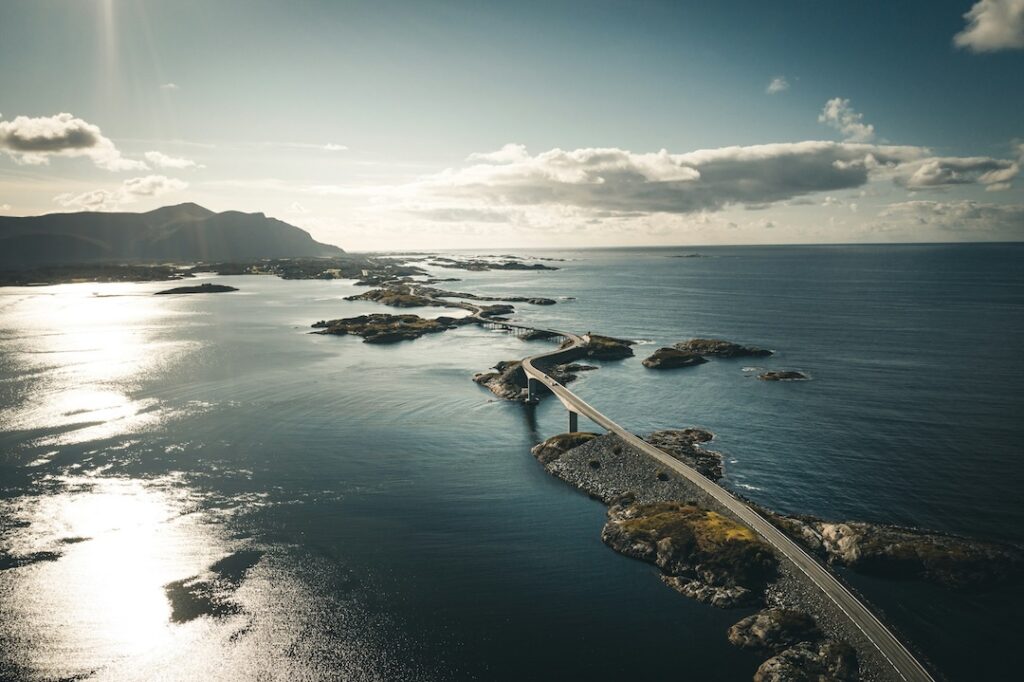 Rotas cênicas da Noruega, entre fiores e montanhas