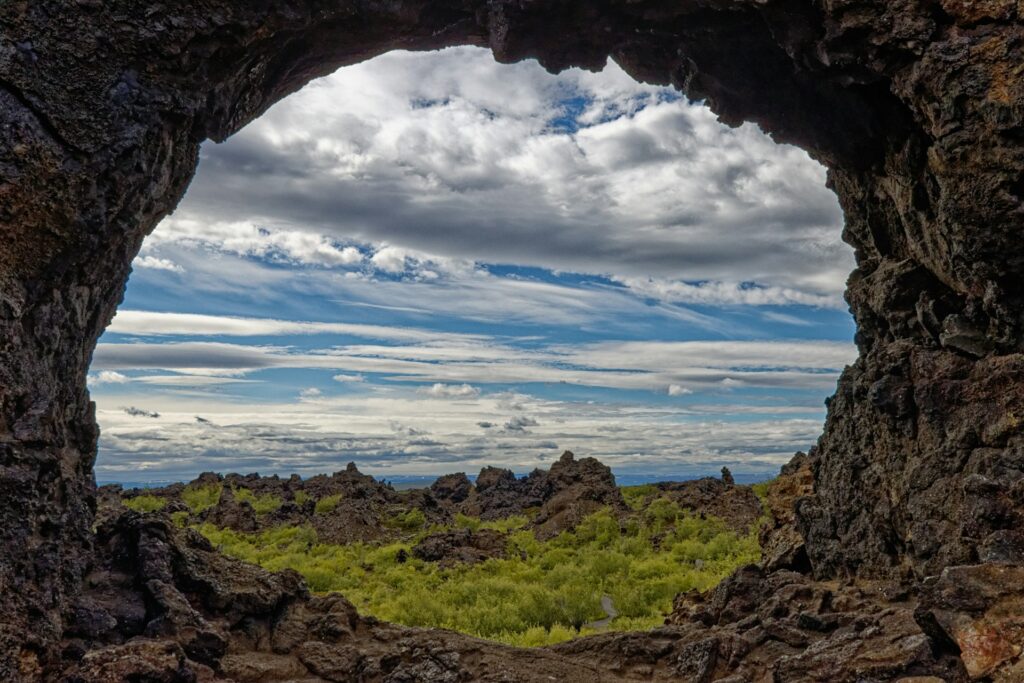 Túnel formação rochosa em Dimmuborgir - Islândia
