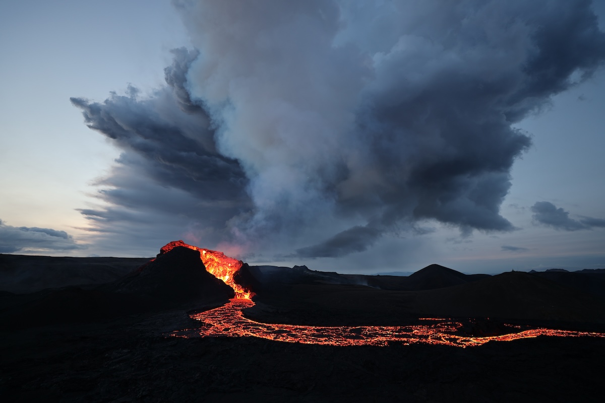 Lavas de um vulcão na Islândia