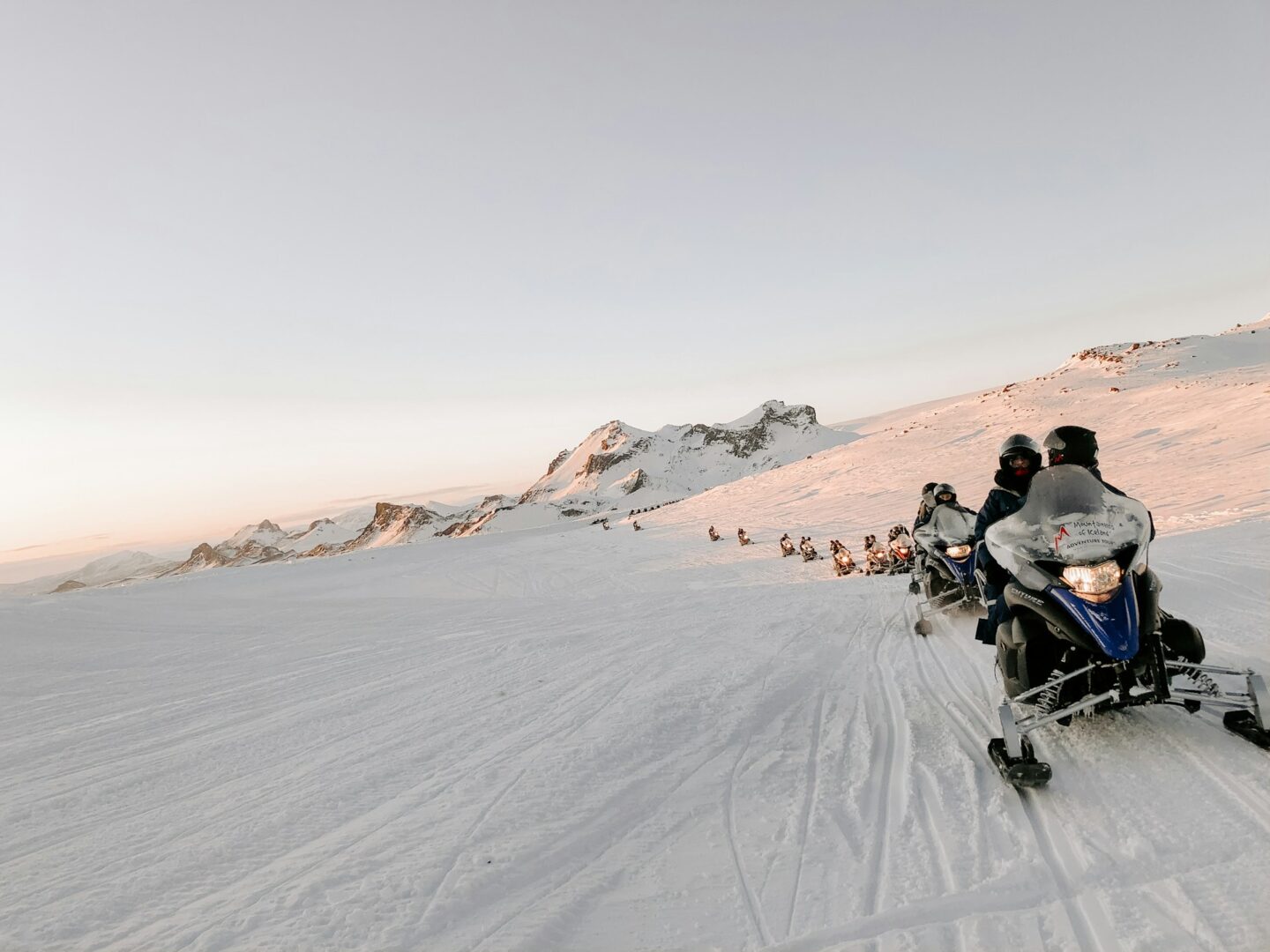 fila de snowmobiles na islândia marketwake-GMUrPDl8A_E-unsplash