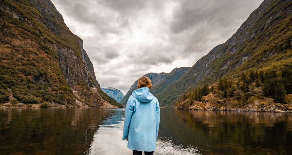 fiorde em flam noruega redcharlie-m2CHcyaAwEI-unsplash-fiordes