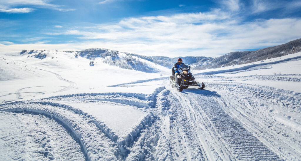 Snowmobile nas paisagens árticas