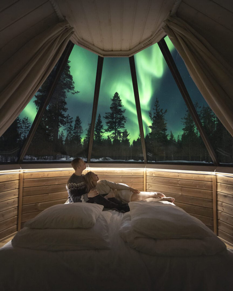 inside-cabin-couple-1