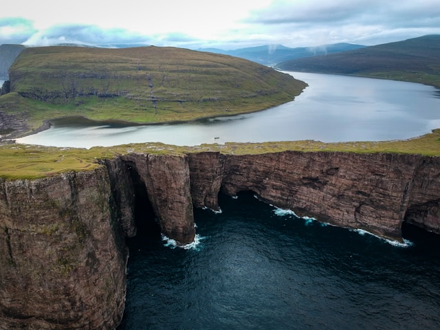 Lago suspenso sobre o mar nas Ilhas Faroé.
