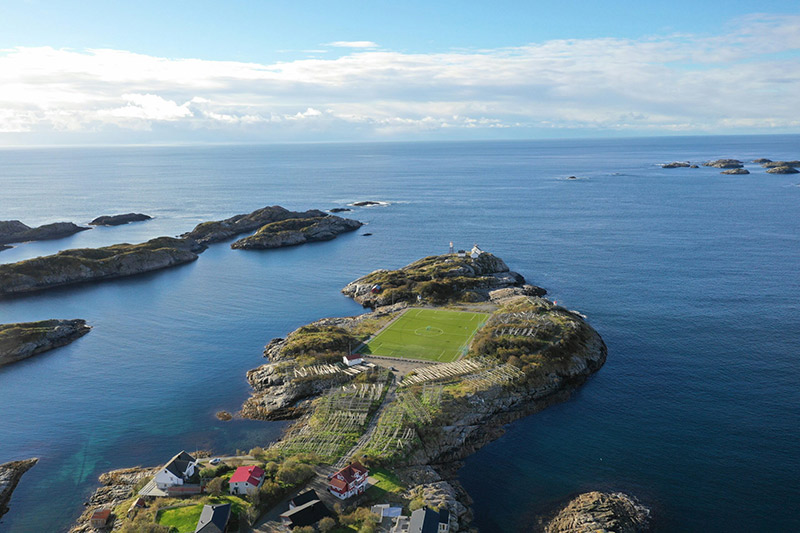 lofoten-island-campo-de-futebol-noruega-patrick-keller-kpt_tkuvlhq-unsplash-scaled-1