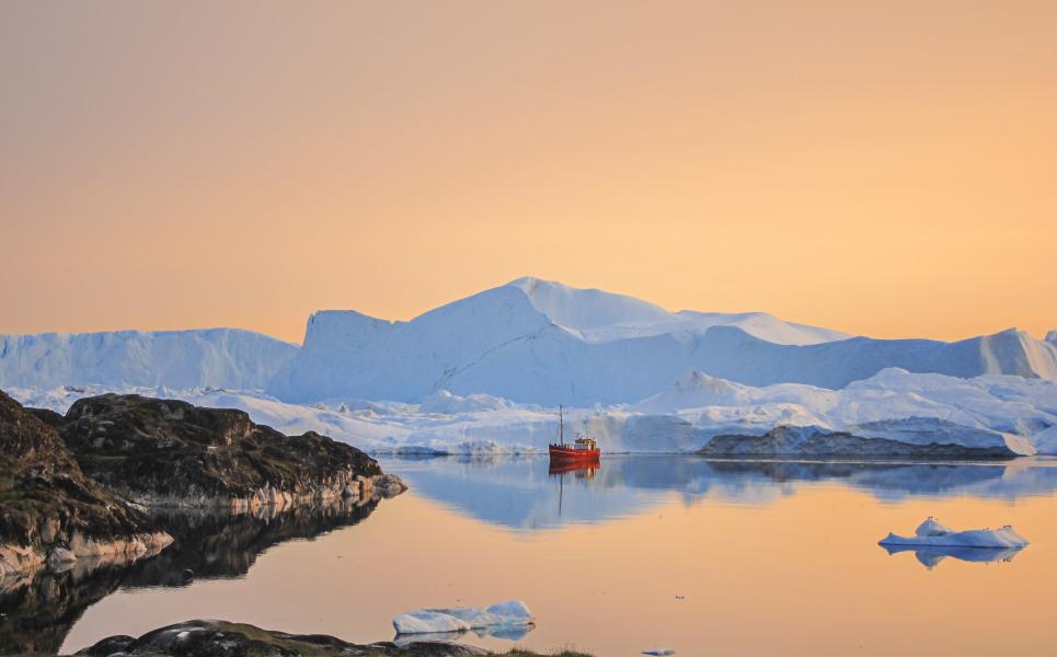navegacao-sol-da-meia-noite-greenland_westerngreenland_ilulissat_icebergs_redship
