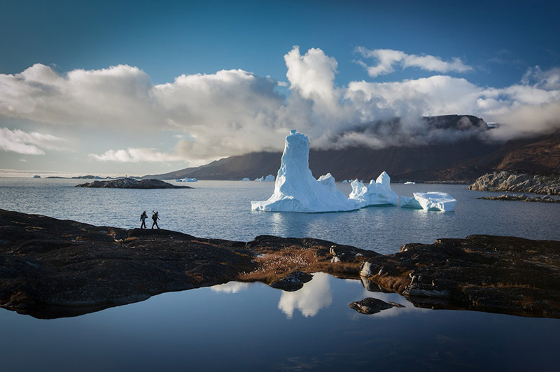 photographers-hiking-for-the-perfect-photo-stop-by-the-ilulissat-icefjord-in-north-greenland-1