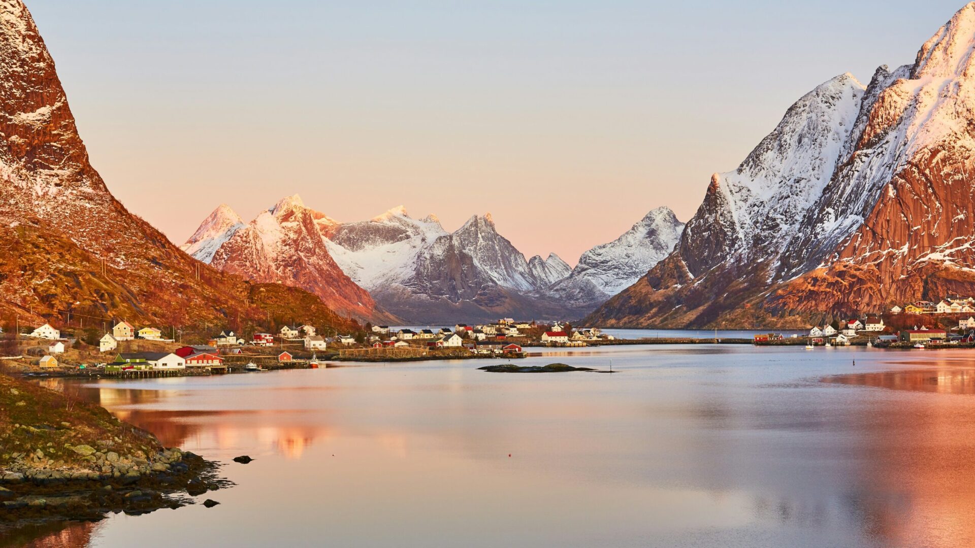 reine-lofoten-noruega-johny-goerend-d5pdkwxmjhe-unsplash-scaled