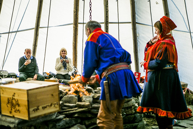 sami-people-lavvo-finnmark-norway-photo-christian-