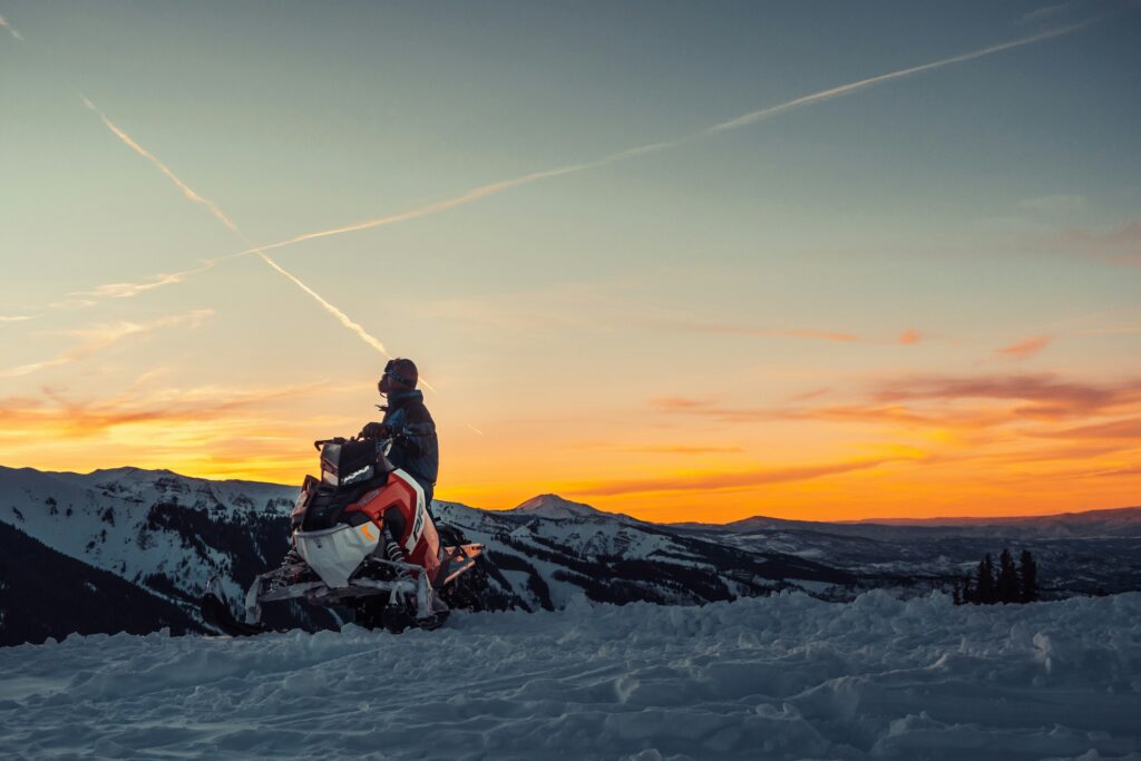 snowmobile pôr-do-sol jamie-fenn-qEZfxwu4xBU-unsplash