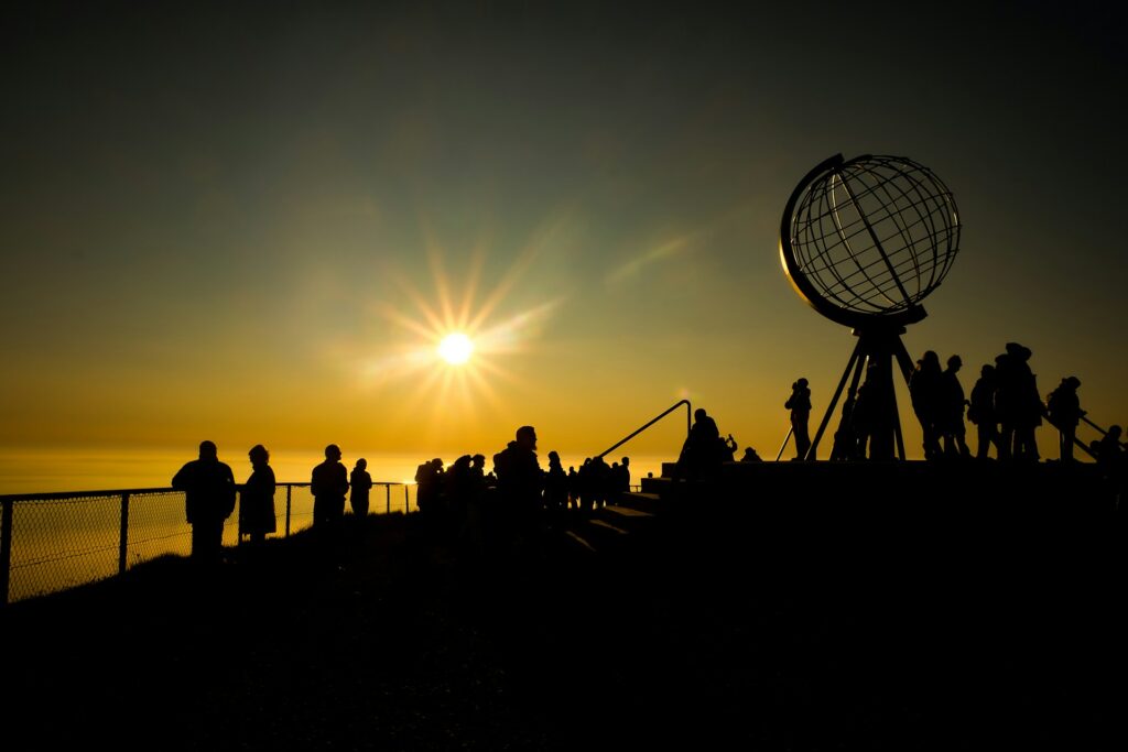 sol da meia-noite em nordkapp noruega joel-rohland-lBsU7r8ncUI-unsplash