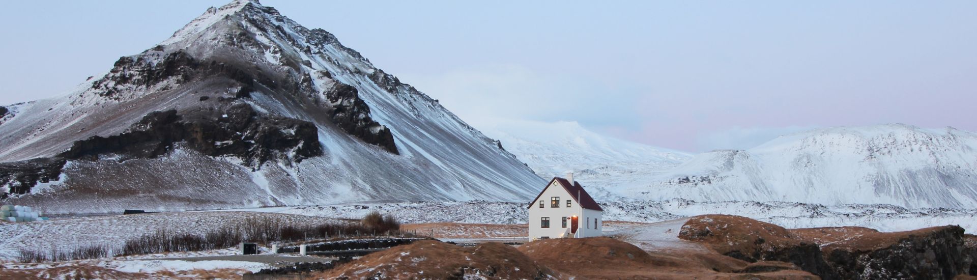 Casa em meio a paisagem das Highlands, na Islândia