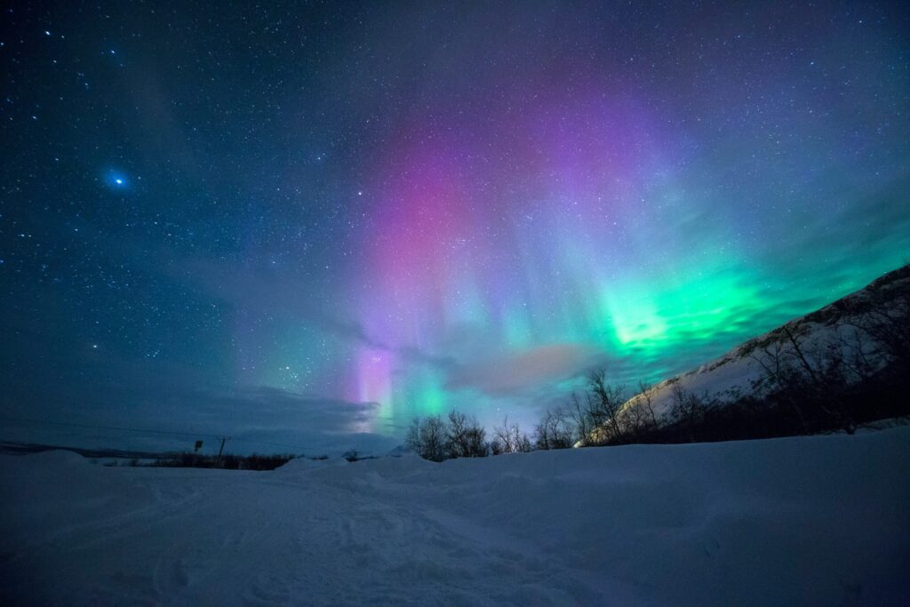 aurora-boreal-roxa-azul-verde-scaled