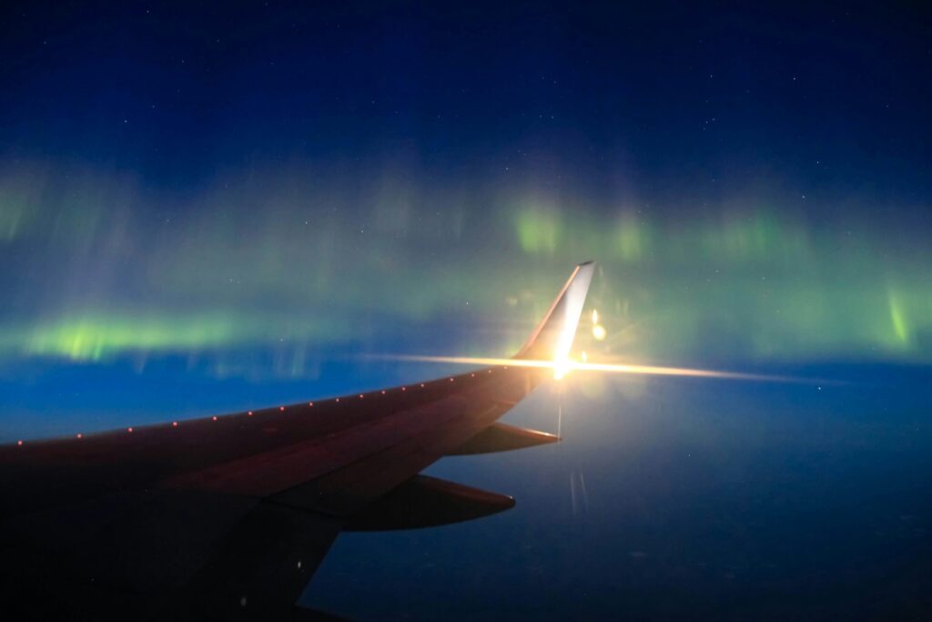 aurora-boreal-vista-do-aviao-patrick-hendry-_ltggaemxoq-unsplash-scaled