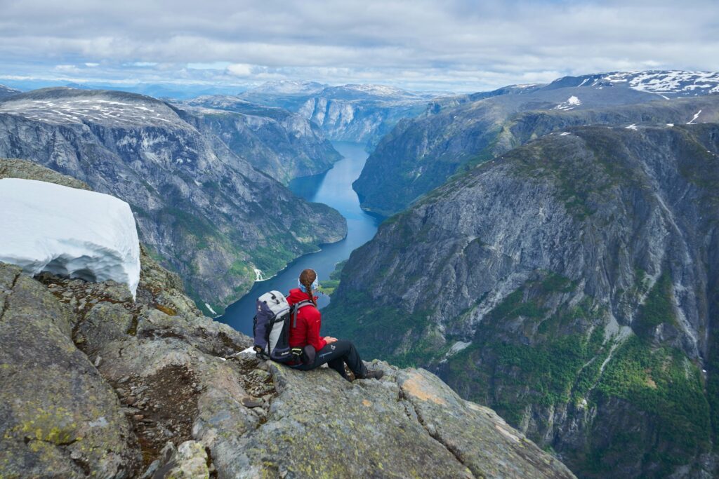 bakkanosi-gudvangen-trilha-hiking-trekking-na-noruega-lukas-seitz-kwqw45qjtys-unsplash