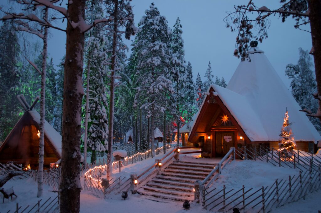 cabines-na-neve-rovaniemi-finlandia-roman-protsyshyn-sonokksbdza-unsplash