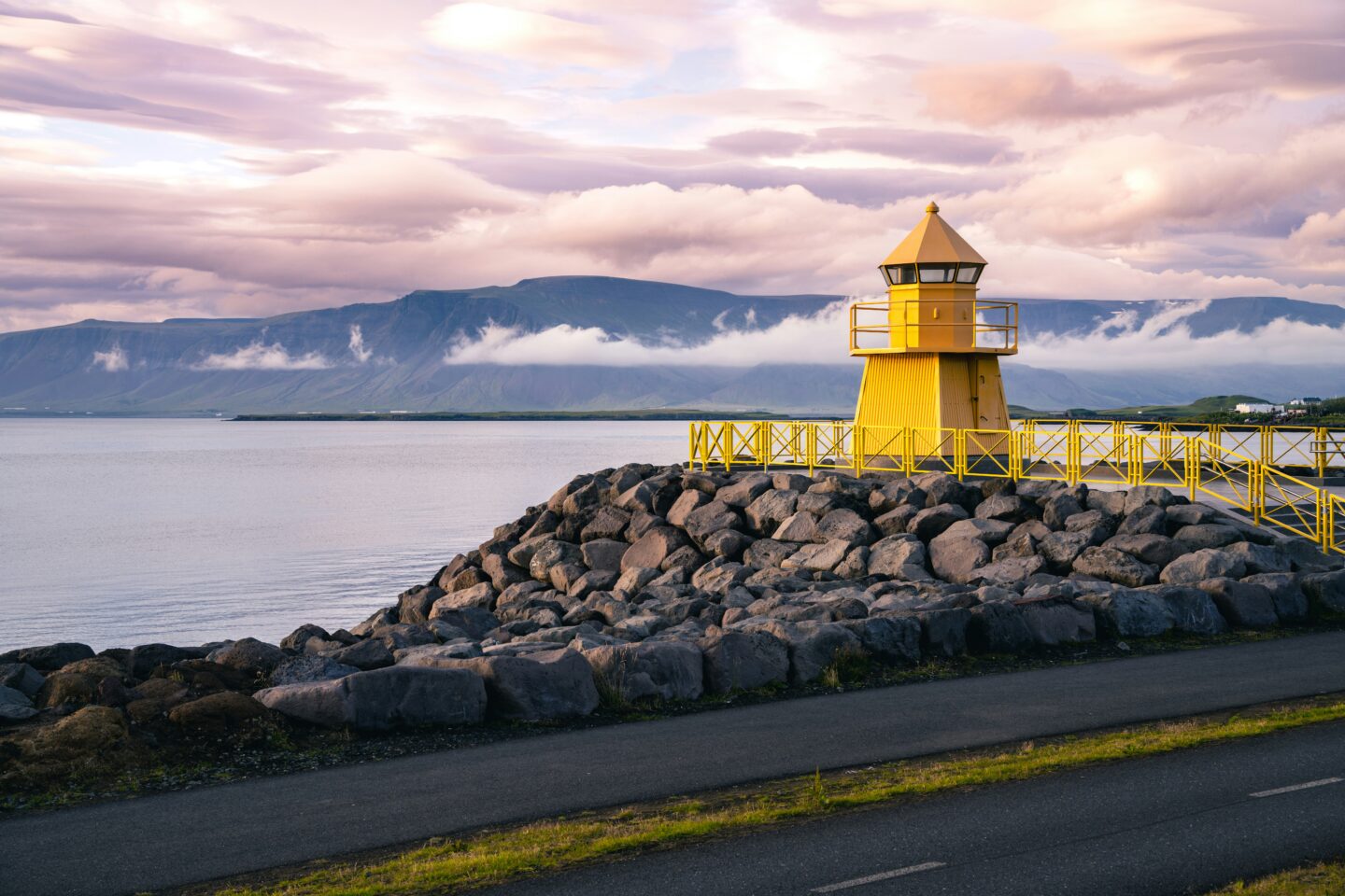 farol-no-porto-velho-de-reykjavik-islandia-old-harbour-himmel-s-ndytpgqcbgw-unsplash