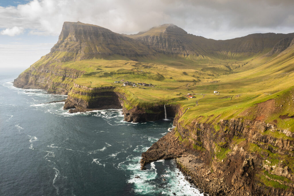 gasadalur-ilhas-faroe-cachoeira-de-mulafossur-scaled