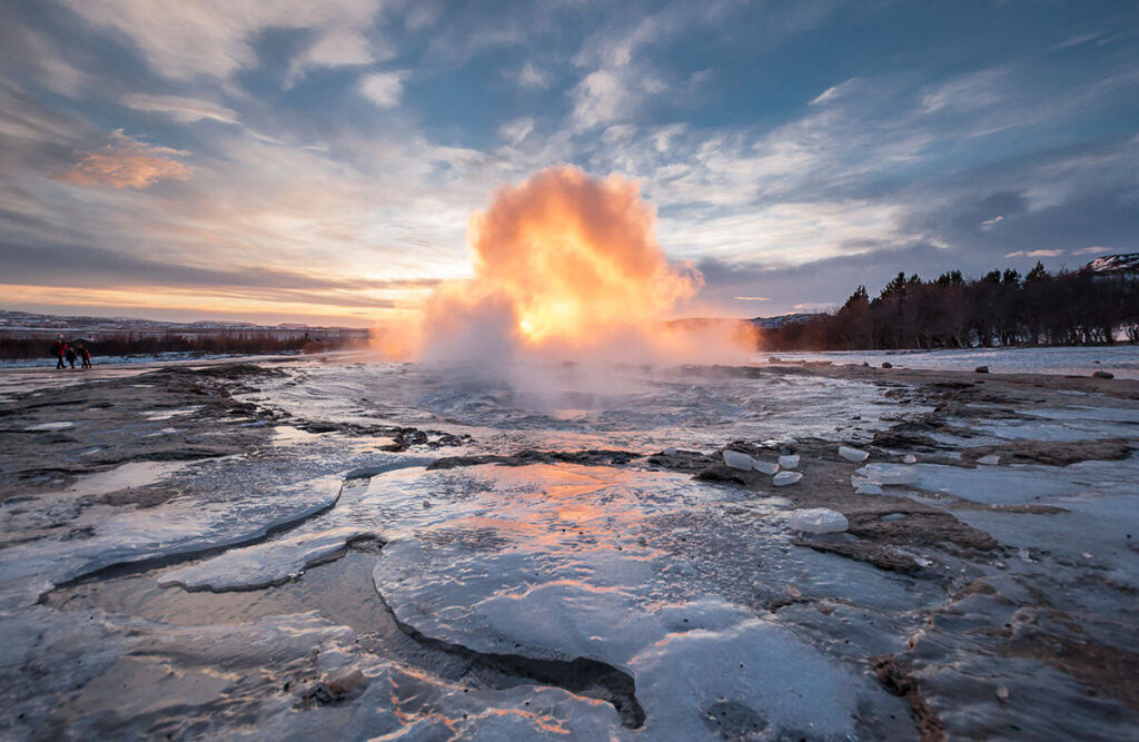 Geysir em erupção no Golden Circle