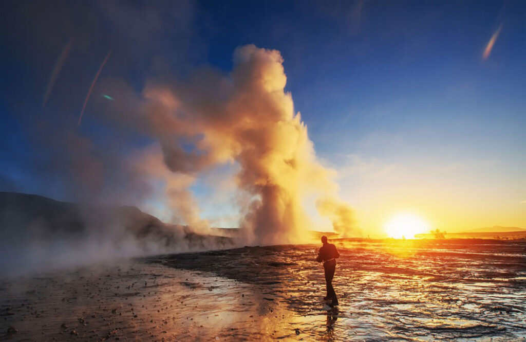 Geysir em erupção ao pôr-do-sol, no Golden Circle