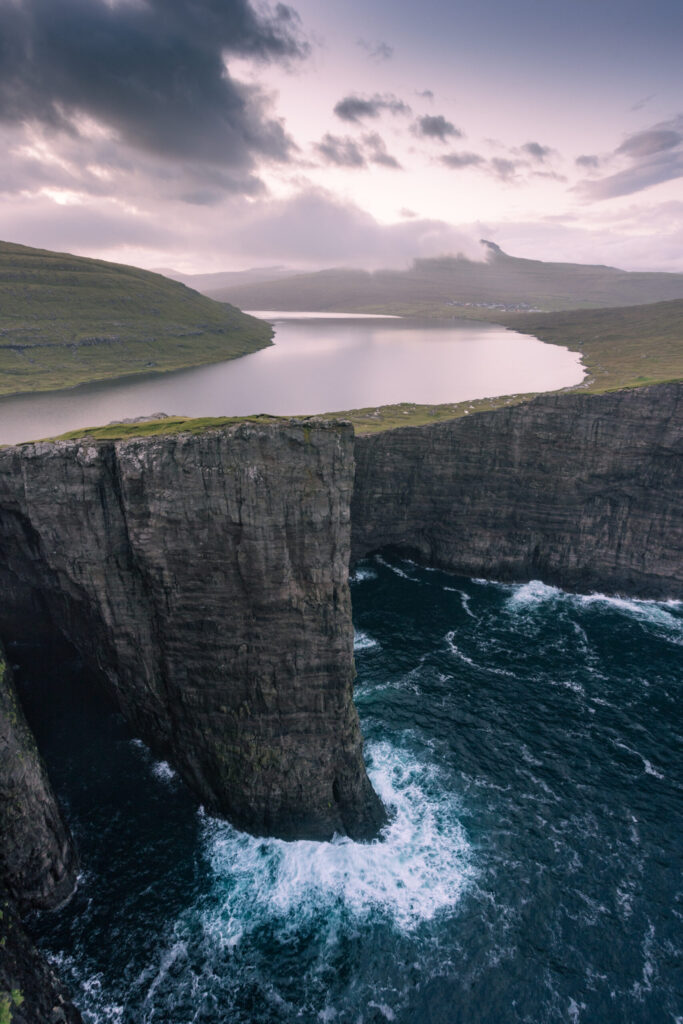 ilhas-faroe-leitisvatn-vagar-lago-suspenso-scaled-2