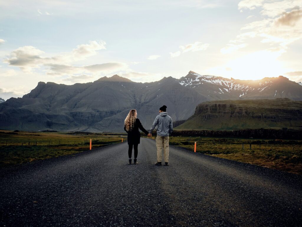 islandia-casal-jovem-lua-de-mel-estrada-hans-hamann-fhef1efu8yk-unsplash-scaled
