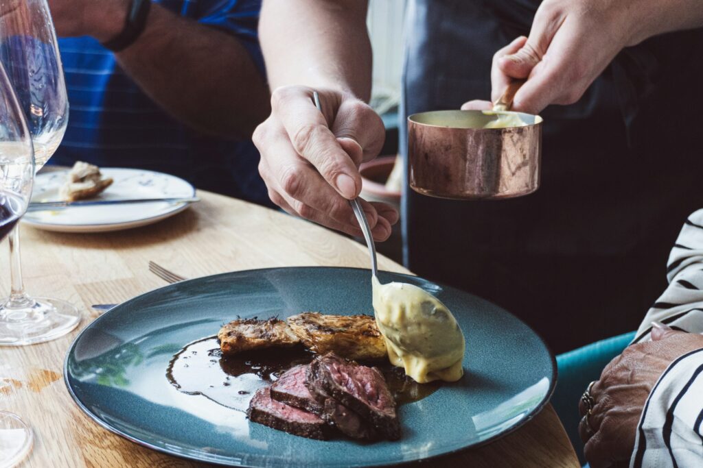 kasper-mundt-nielsen-dtrtsvwl4ju-unsplash-noruega-culinaria-scaled