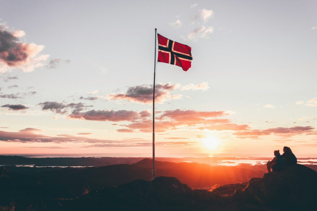 mikita-karasiou-ho6abryi3ke-unsplash-noruega-bandeira-scaled
