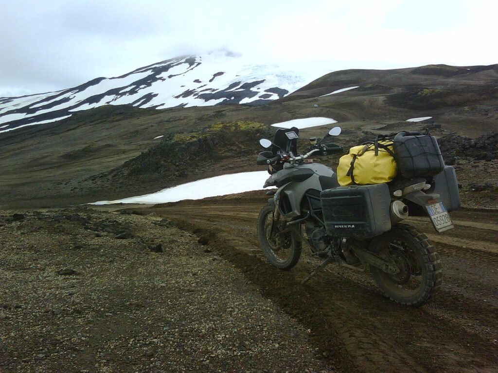 moto-com-snaefellsjokull-ao-fundo-islandia