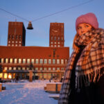 mulher-em-oslo-town-hall-noruega-no-inverno