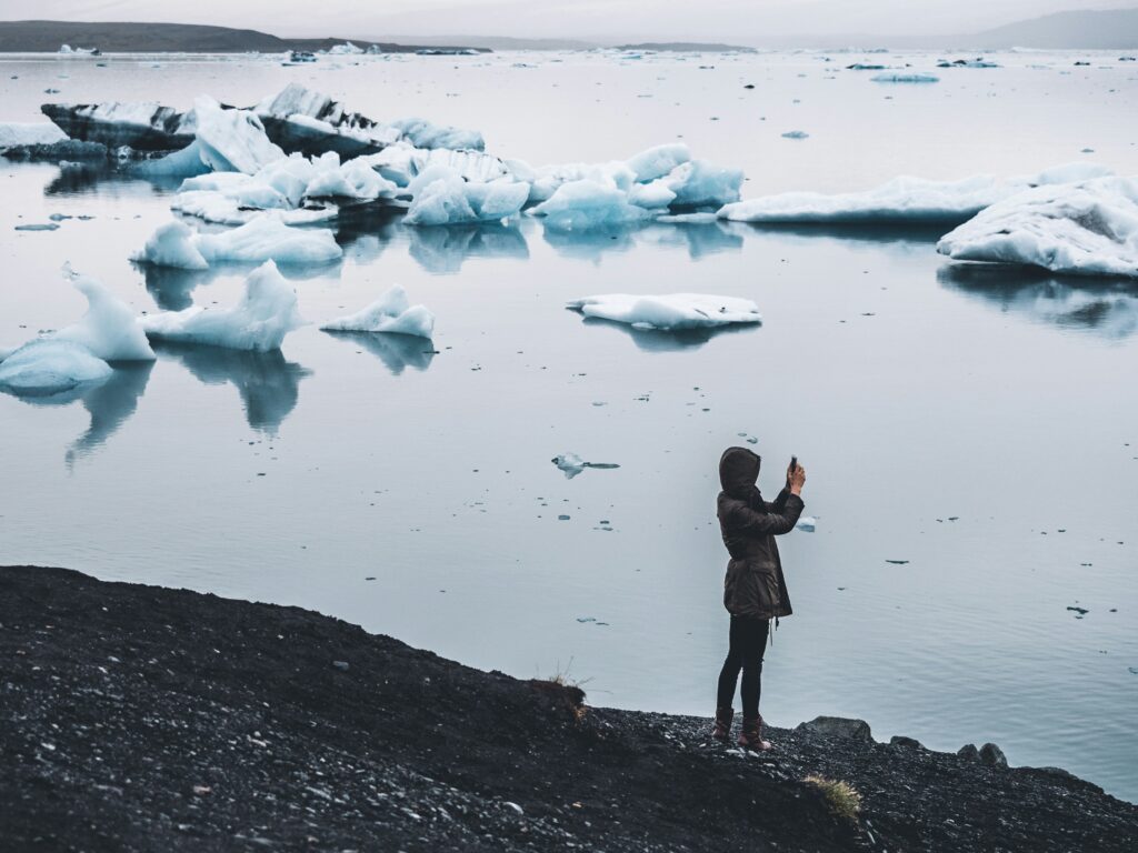 mulher-viagem-solo-jokulsarlon-islandia-john-salvino-8pxzvk7ofxw-unsplash