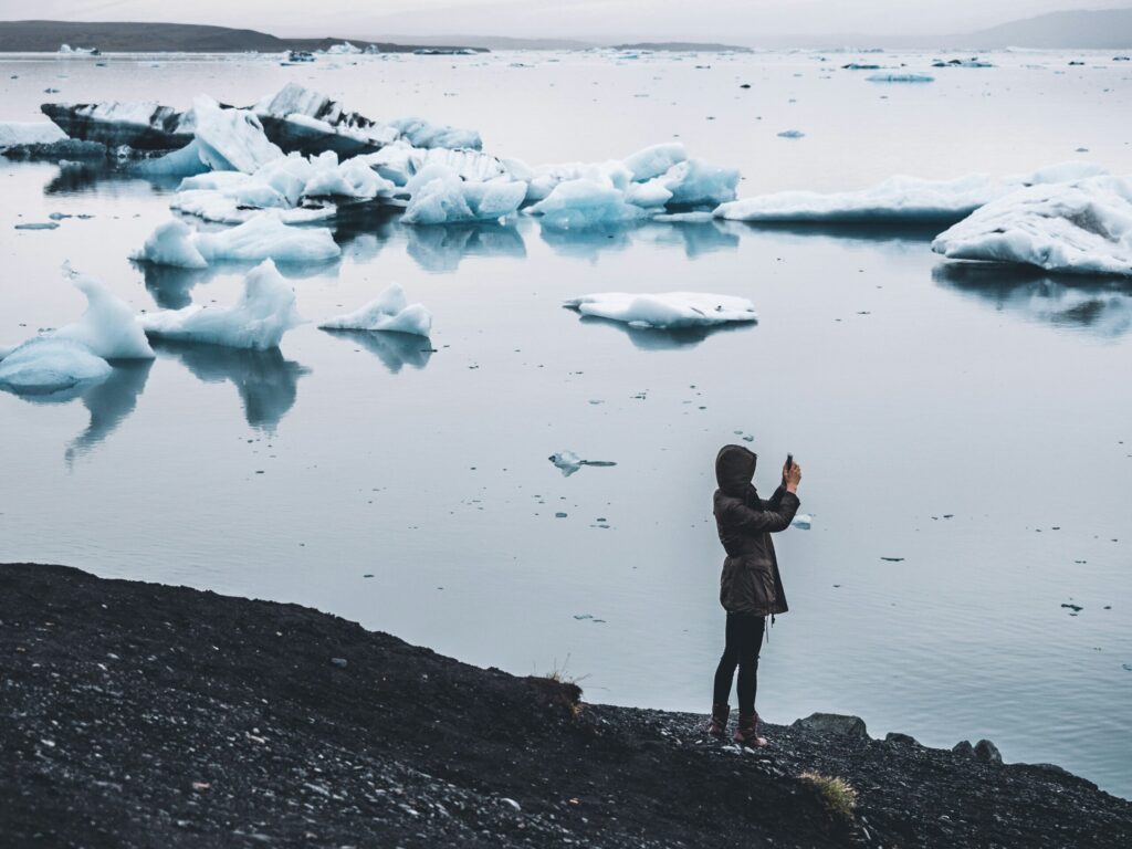 mulher-viagem-solo-jokulsarlon-islandia-john-salvino-8pxzvk7ofxw-unsplash-scaled-2