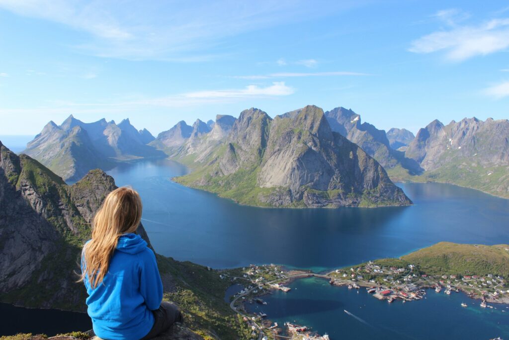 mulher-viagem-solo-lofoten-noruega-jeremie-cremer-m5xvtiv1lo8-unsplash-scaled