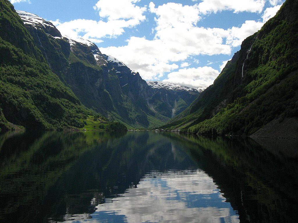 naeroyfjorden-fiorde-noruega-verao