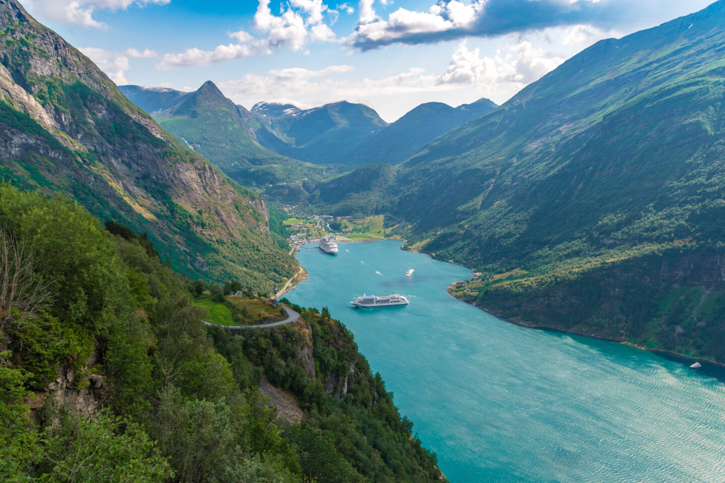 noruega-bird-eye-shot-view-geirangerfjord-norway-geiranger-viewpoint