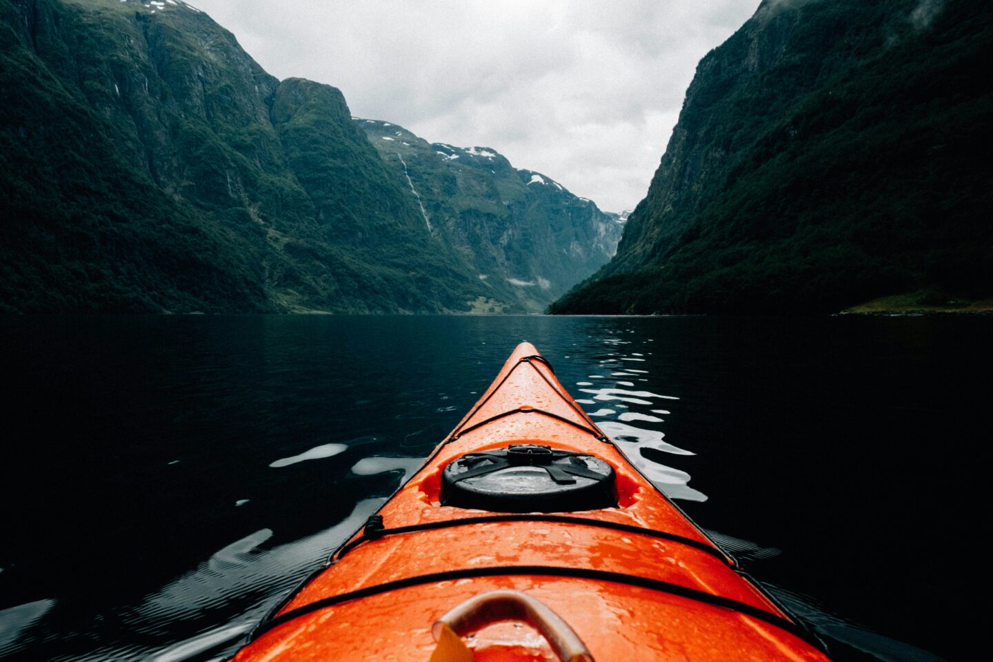noruega-caiaque-e-canoagem-fiordes-benjamin-davies-mqn-ev9rnly-unsplash