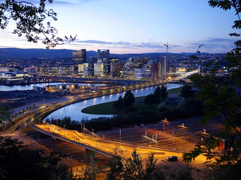 noruega-oslo-a-noite_foap-visitnorway-com_-1