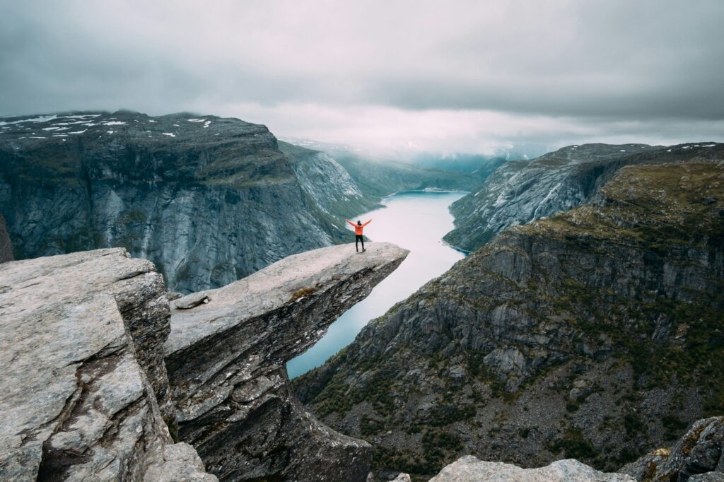 noruega-trolltunga-viagem-coolcation-fiordebenjamin-davies-p9by2joacwk-unsplash-scaled