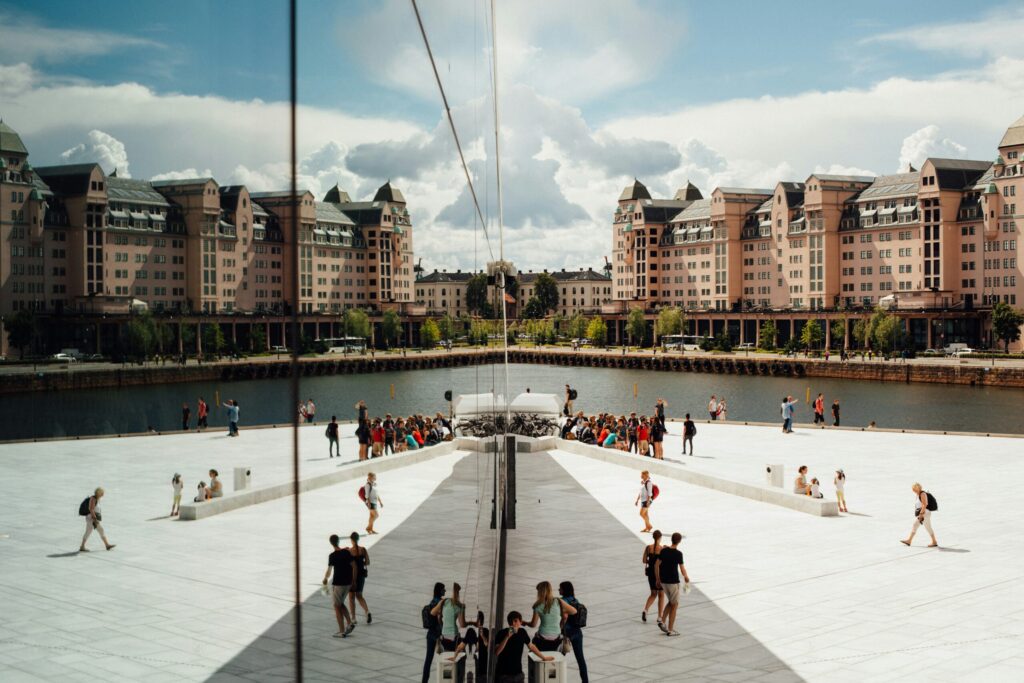 oslo-casa-de-opera-house-oliver-cole-as3ftvzlrvi-unsplash-scaled