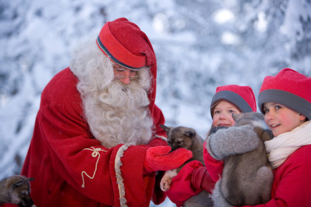 santa-elves-and-husky-pups-rovaniemi-1-scaled