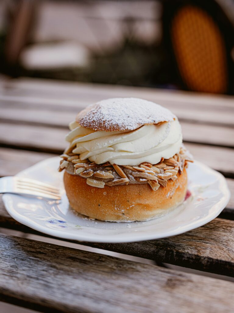 Semla, um ícone da confeitaria sueca.
