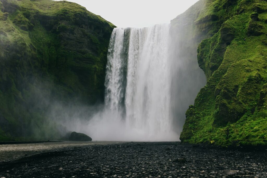 skógafoss islândia costa sul cachoeira jon-del-rivero-5Tm4JG-nfDY-unsplash