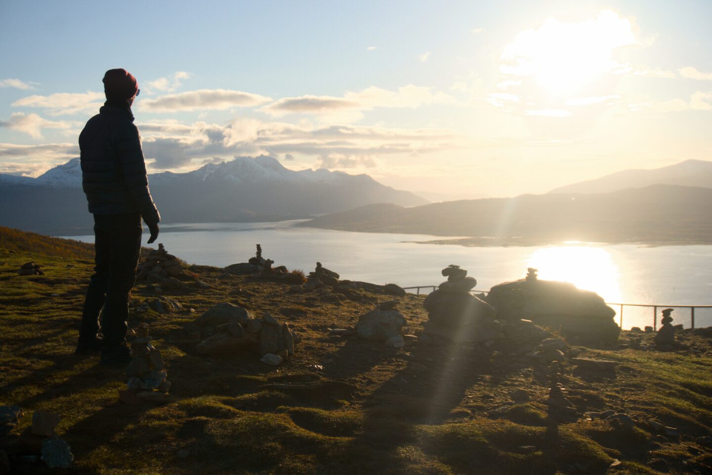 trekking-hiking-en-tromso-noruega-gab-vidal-hfy5xqzrc14-unsplash